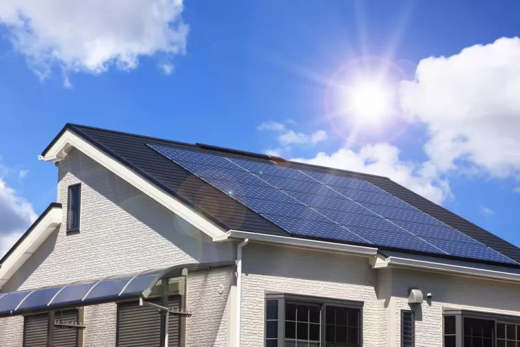 Pose de panneau photovoltaïque sur toiture en pente, Brignoles, Ma Gestion Électrique
